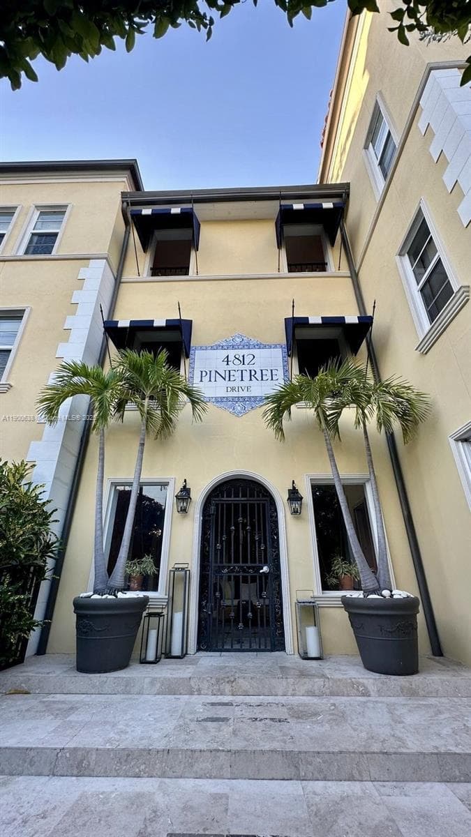 A11900638 — Miami Beach