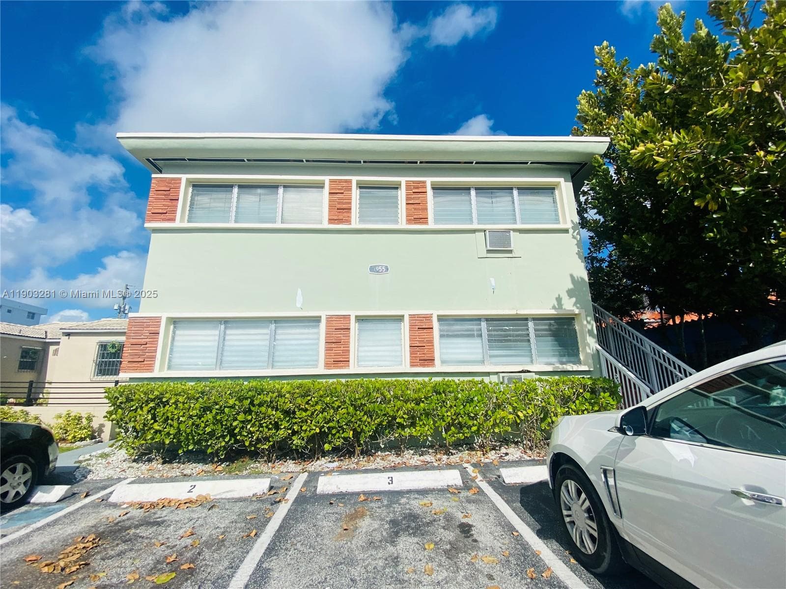 A11903281 — Miami Beach