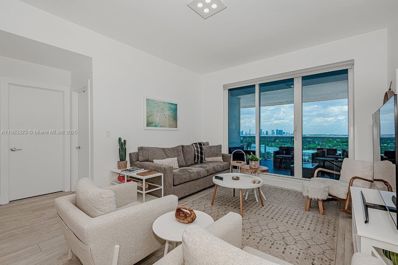 A11903323 — Miami Beach — 2