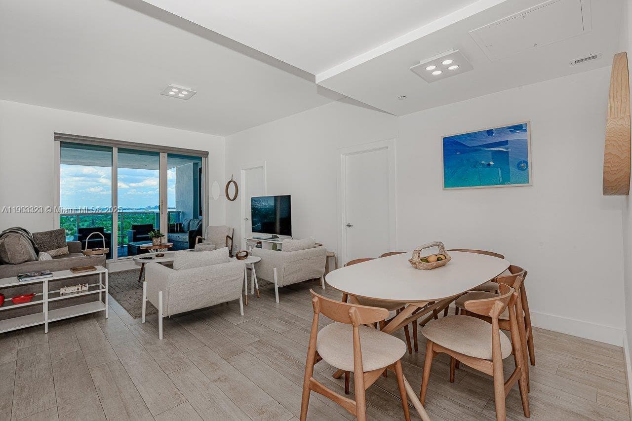 A11903323 — Miami Beach