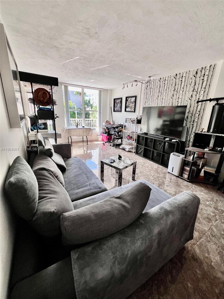 A11904001 — Miami Beach — 16