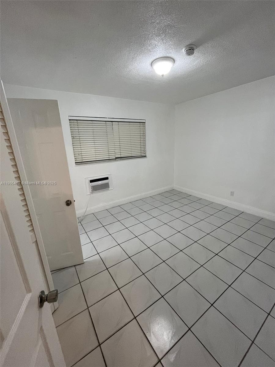 A11905482 — Miami Beach — 41