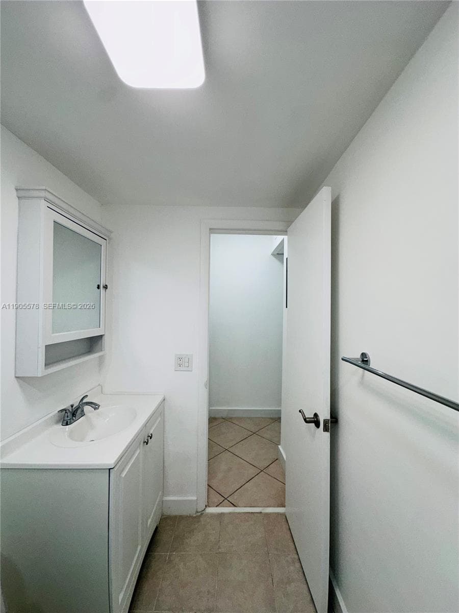 A11905578 — Miami Beach — 19