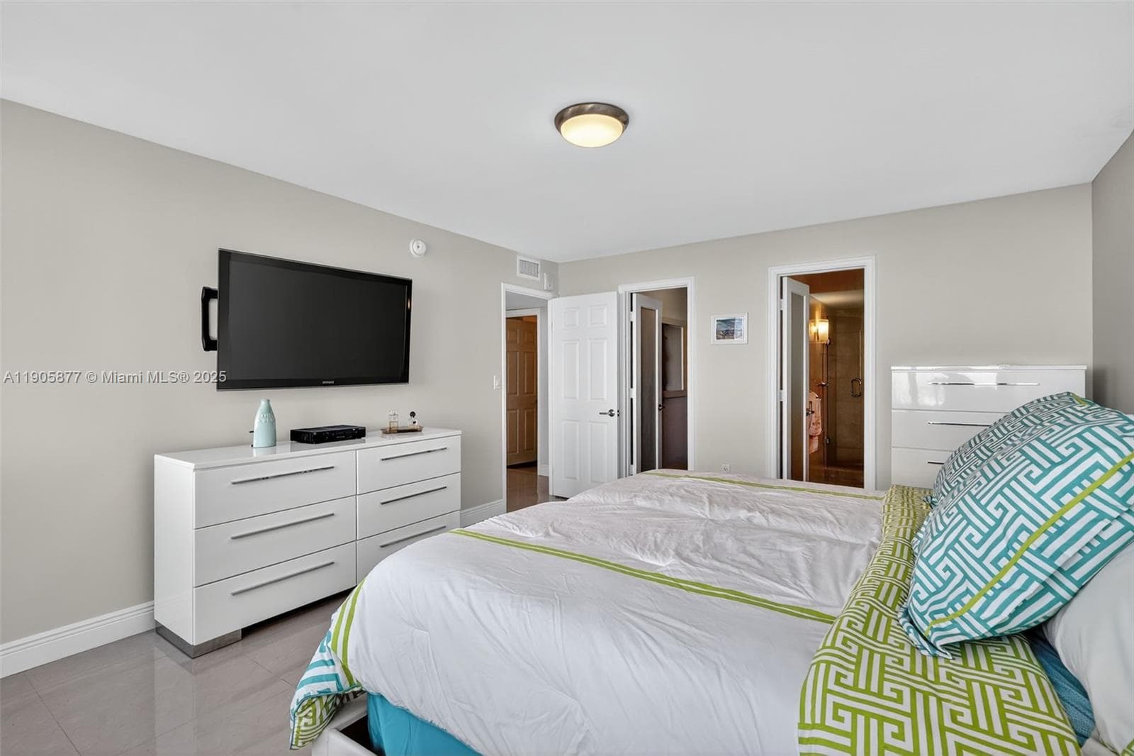 A11905877 — Miami Beach — 24