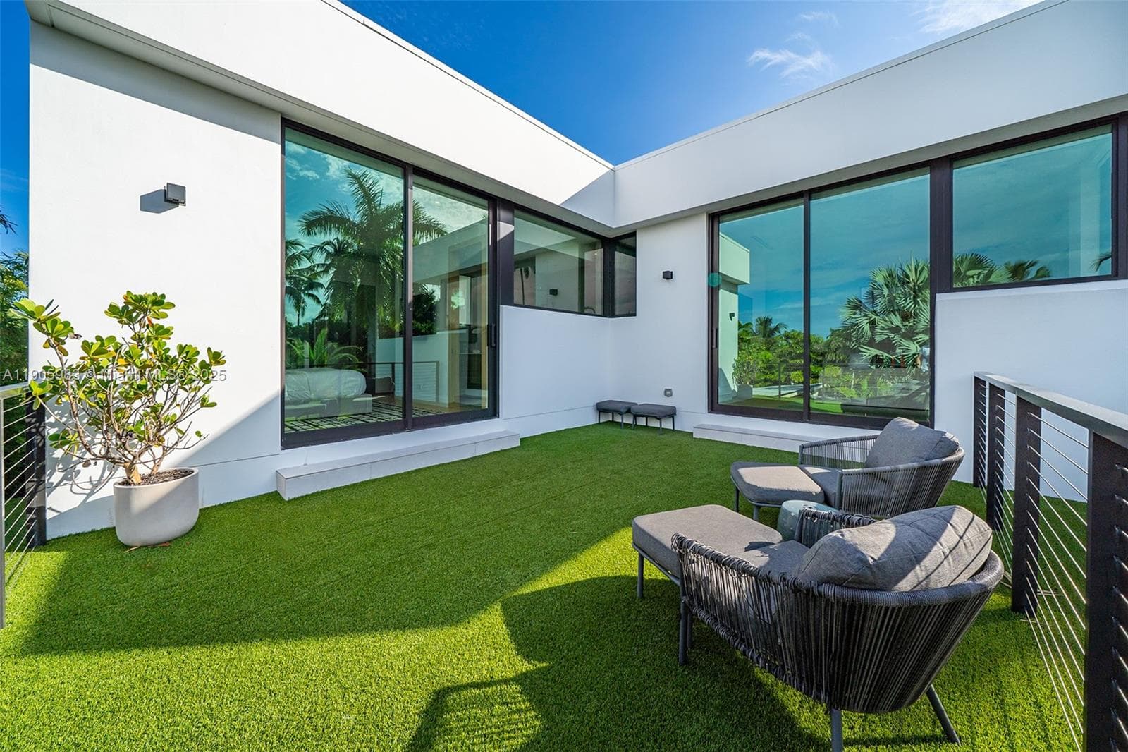 A11905983 — Miami Beach — 65