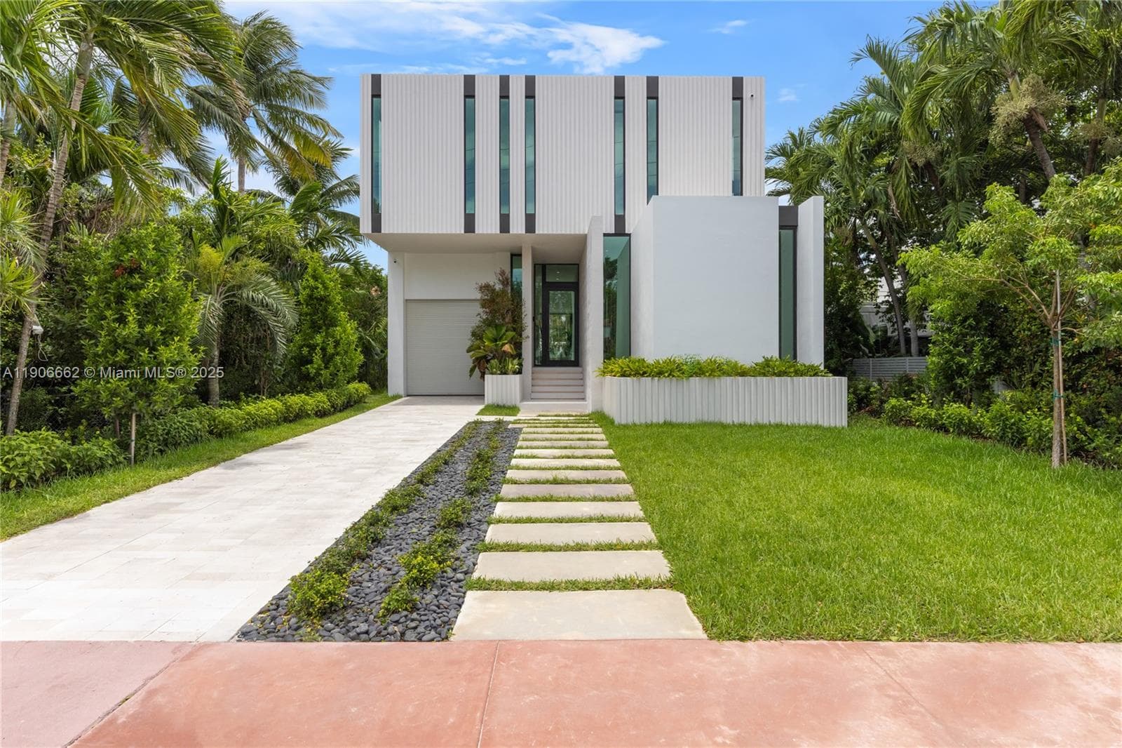 A11906662 — Miami Beach