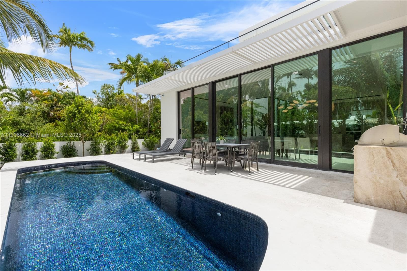 A11906662 — Miami Beach — 30