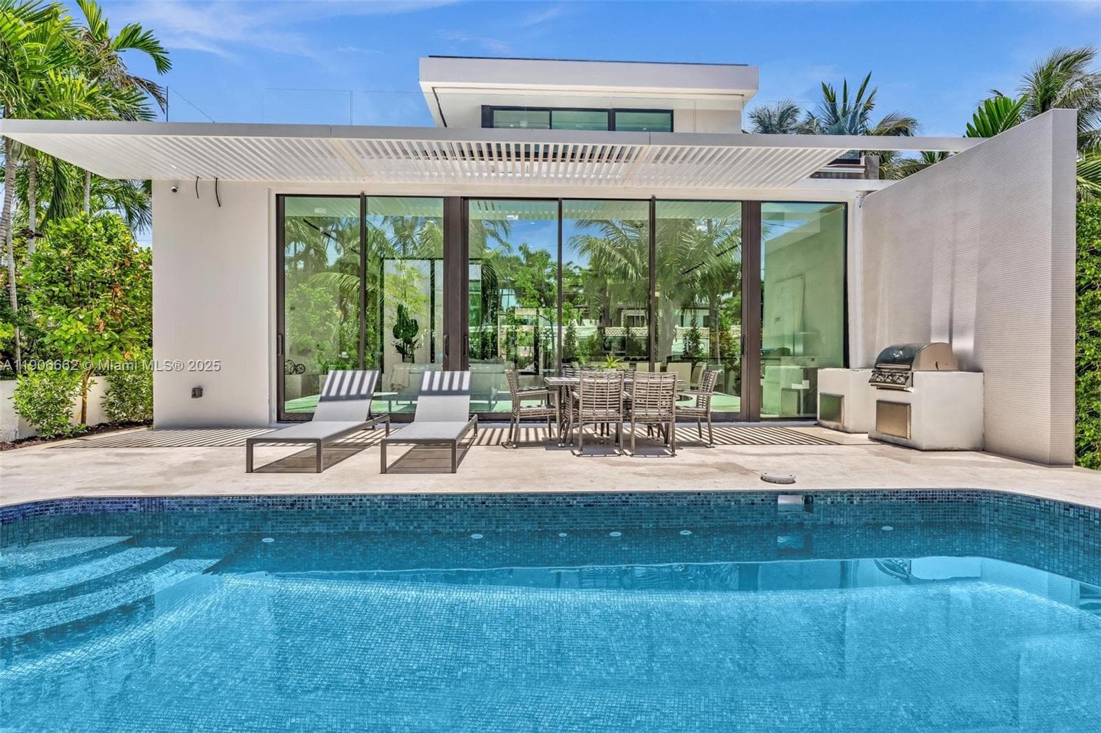 A11906662 — Miami Beach — 31
