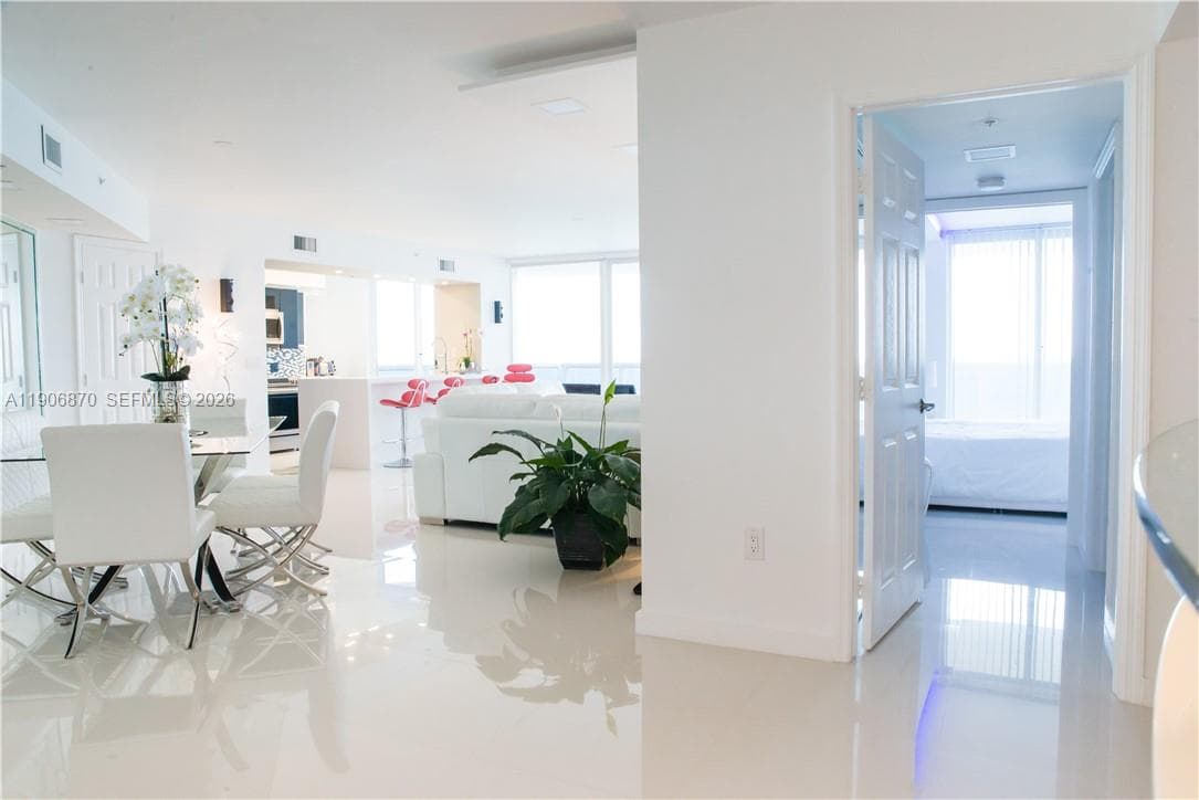 A11906870 — Miami Beach — 27