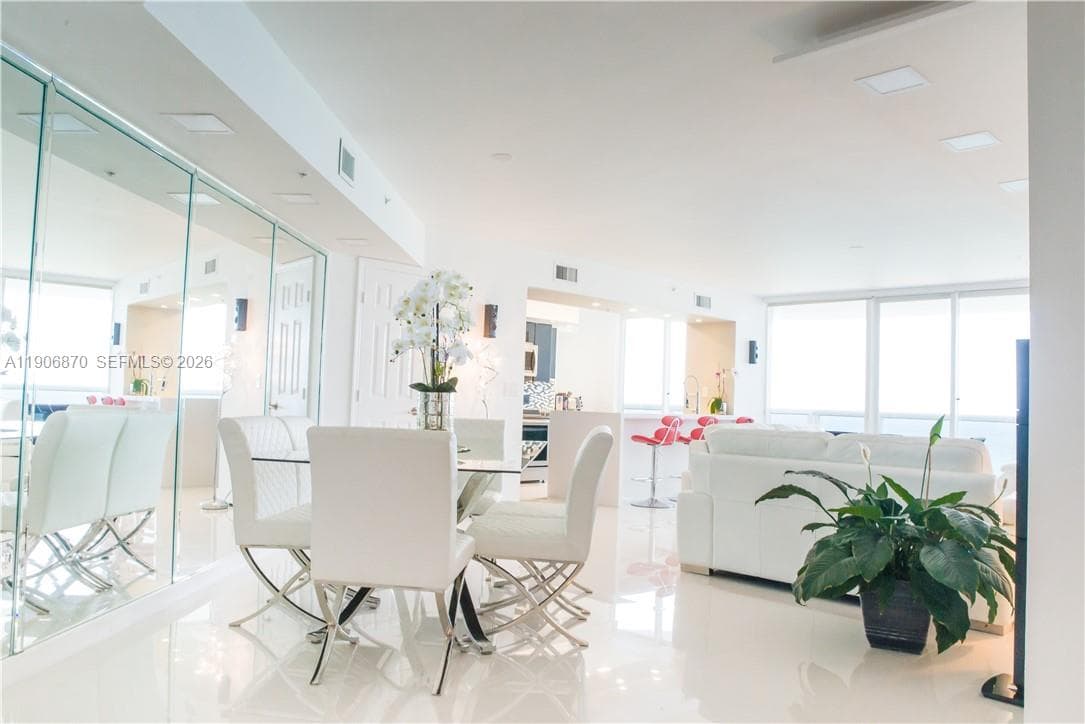 A11906870 — Miami Beach — 33