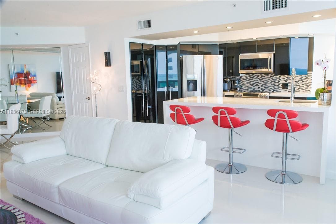 A11906870 — Miami Beach — 18