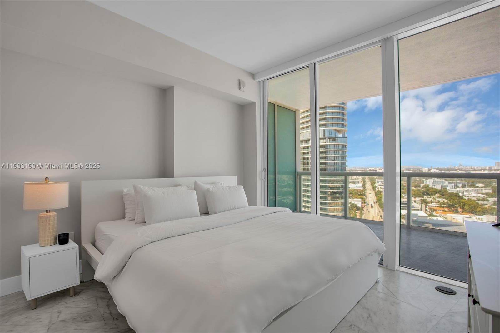 A11908190 — Miami Beach — 12