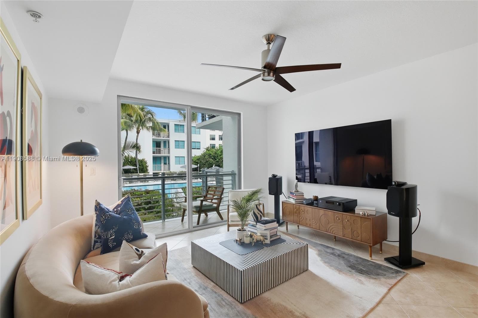 A11908588 — Miami Beach