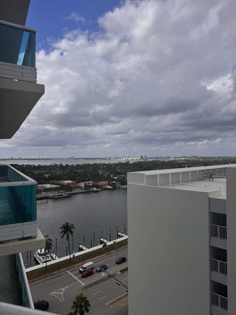 A11910304 — Miami Beach — 20