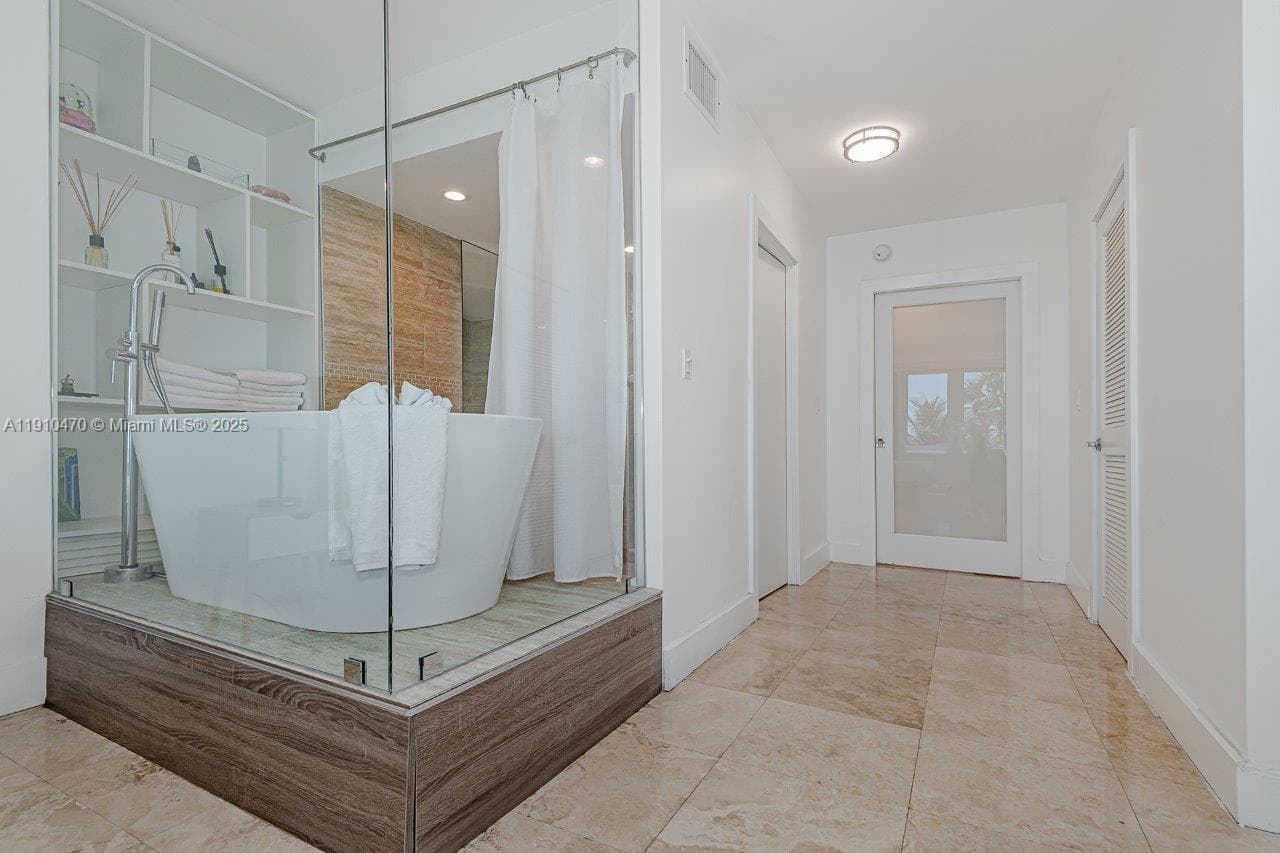 A11910470 — Miami Beach — 19