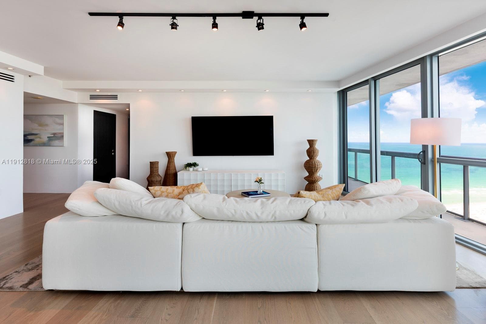 A11912818 — Miami Beach — 3
