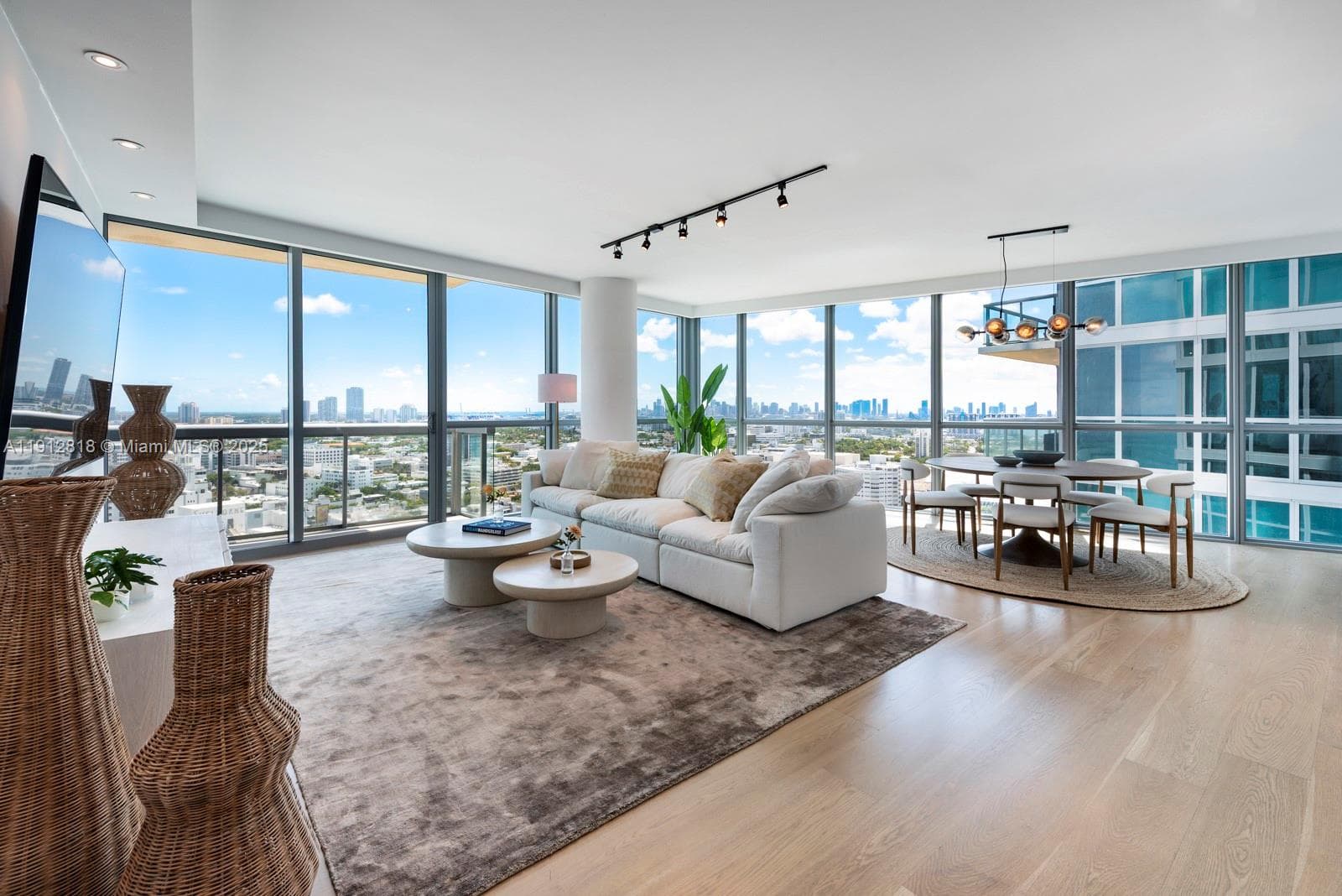 A11912818 — Miami Beach