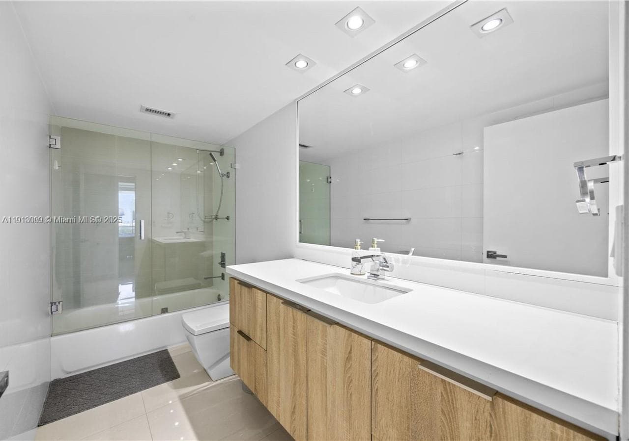 A11913089 — Miami Beach — 10