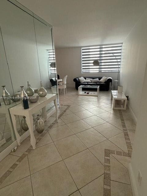A11913276 — Miami Beach