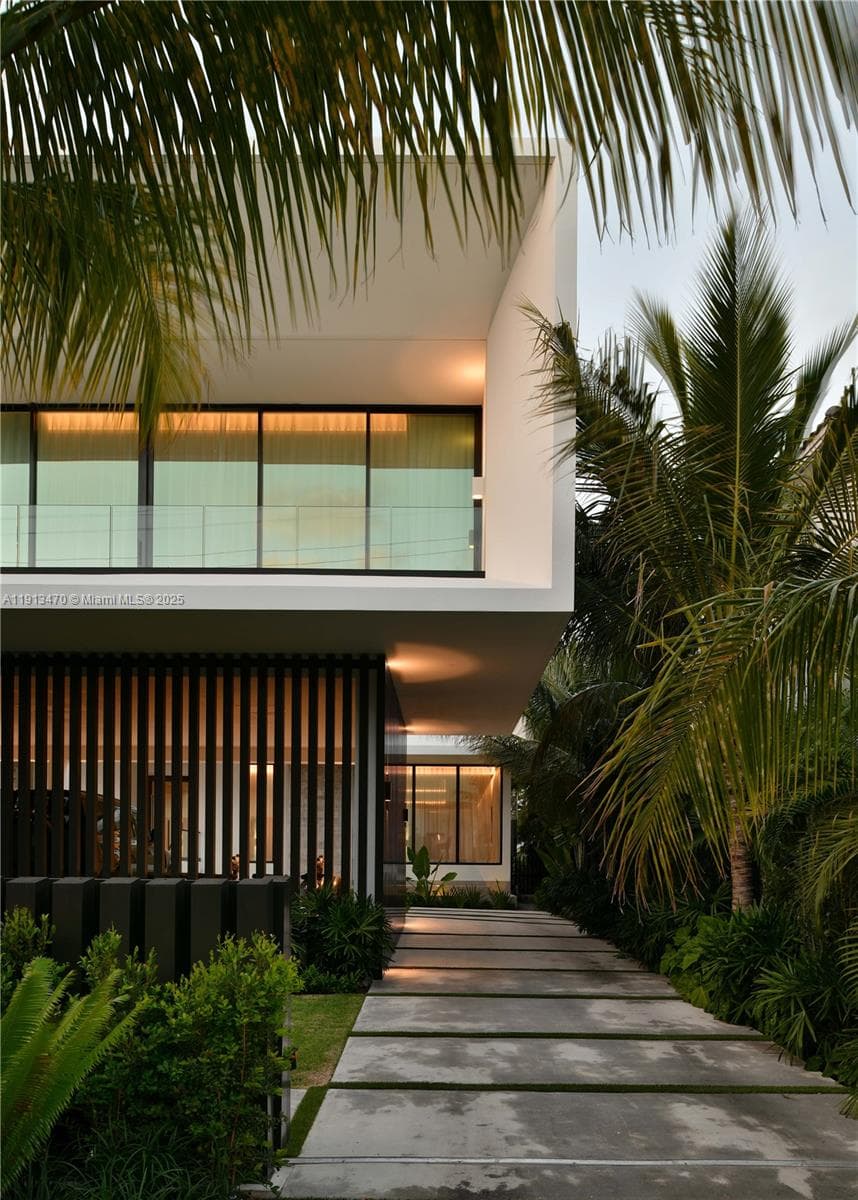 A11913470 — Miami Beach — 35