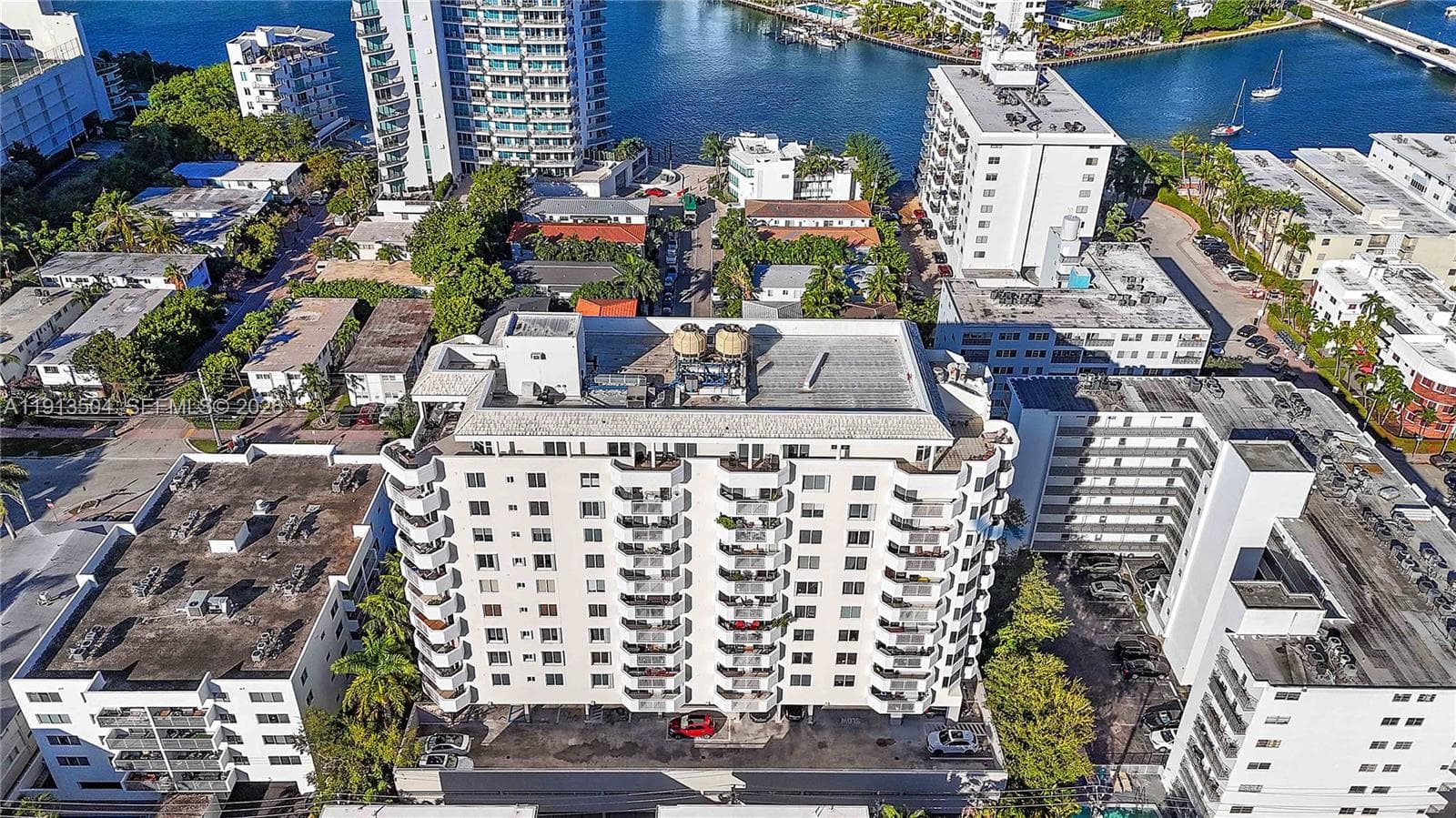 A11913504 — Miami Beach — 30