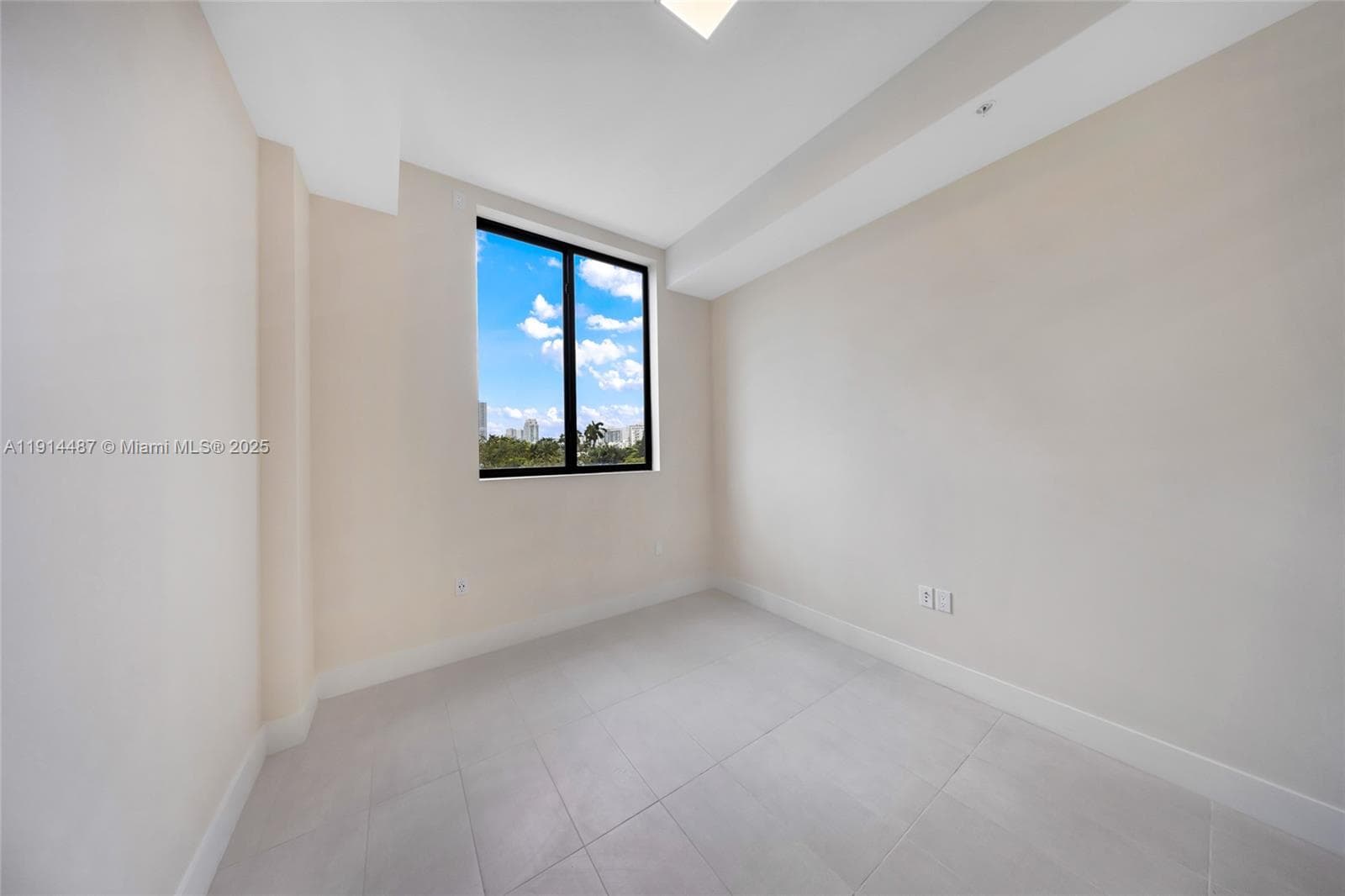 A11914487 — Miami Beach — 23