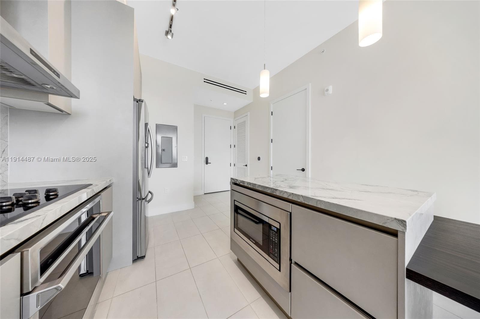 A11914487 — Miami Beach — 17