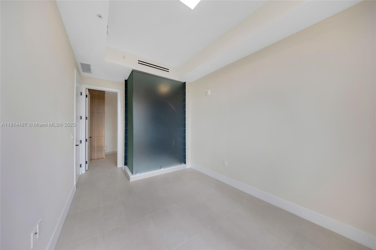 A11914487 — Miami Beach — 26