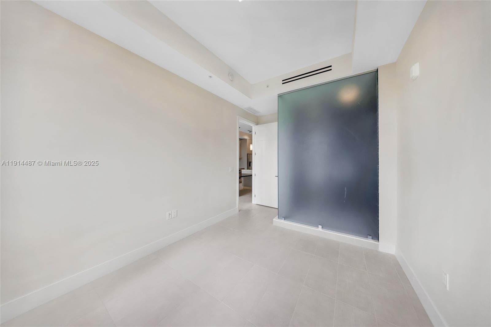 A11914487 — Miami Beach — 24