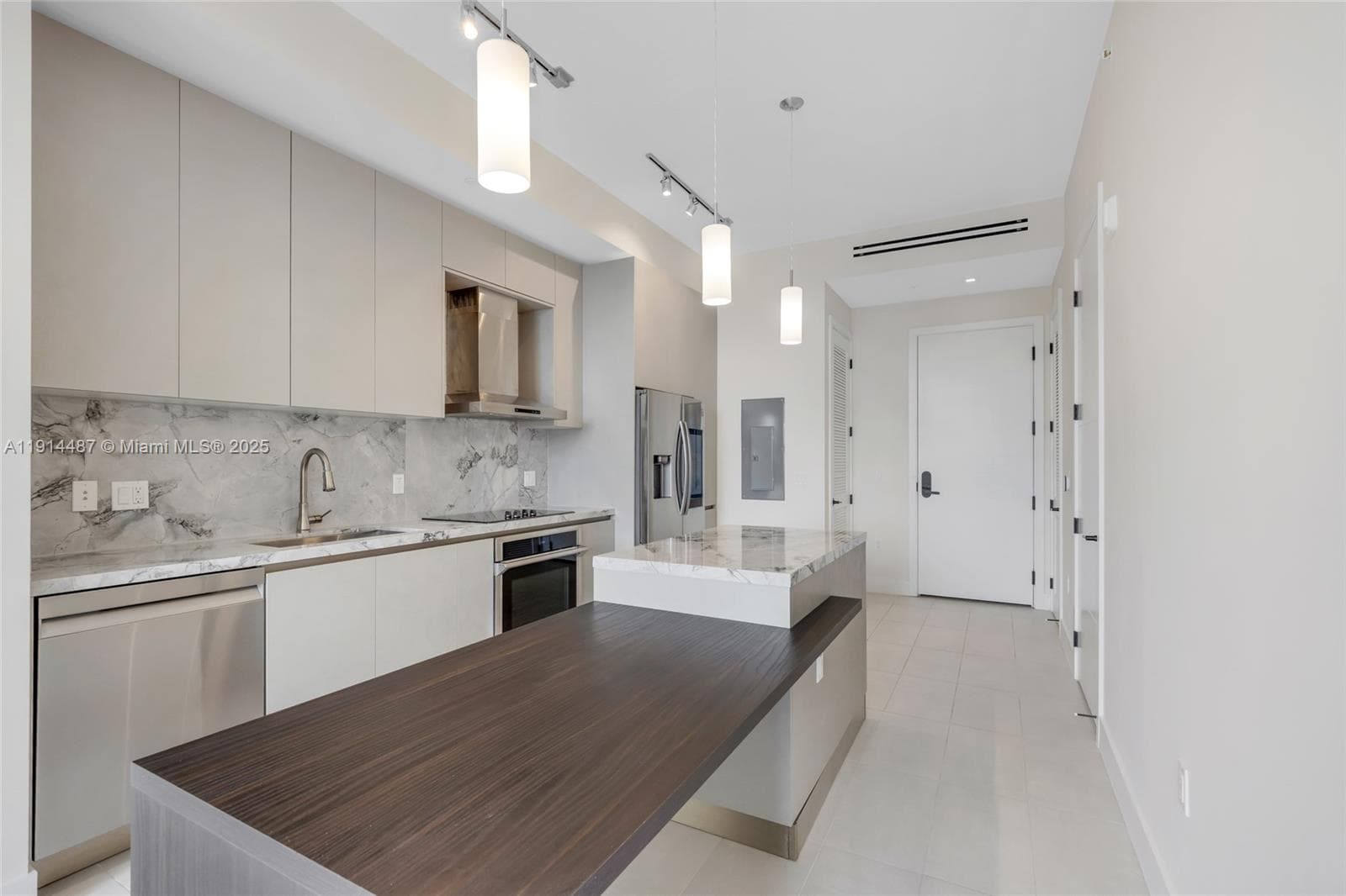 A11914487 — Miami Beach — 19