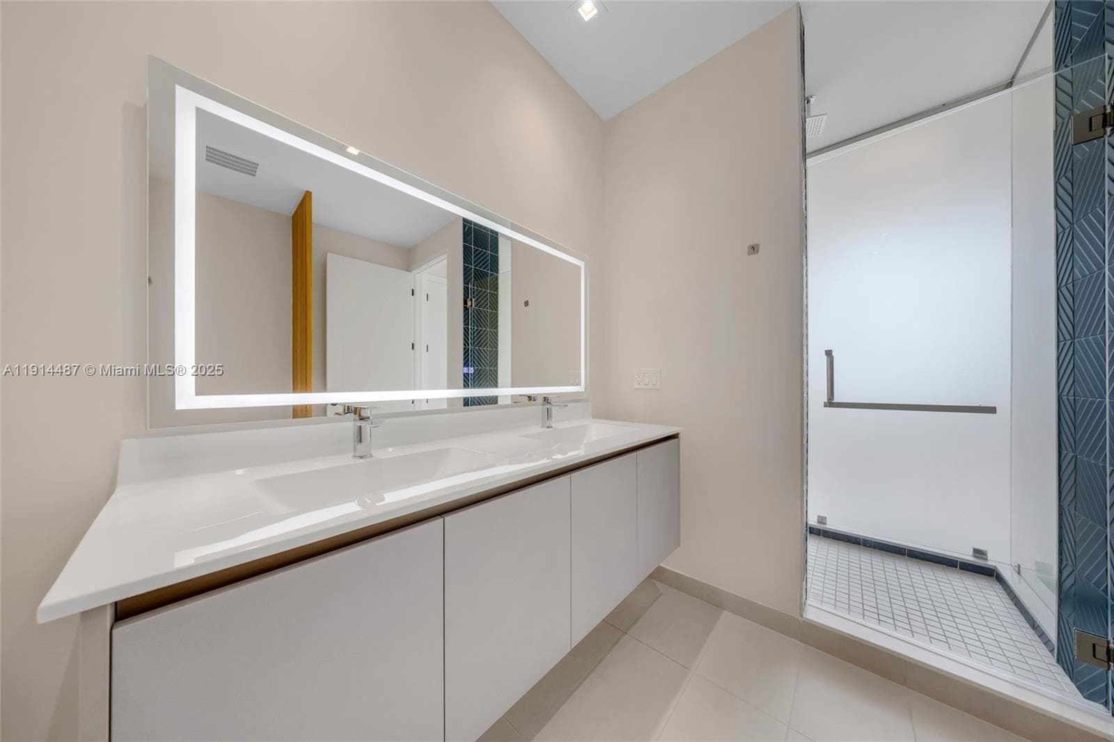 A11914487 — Miami Beach — 29