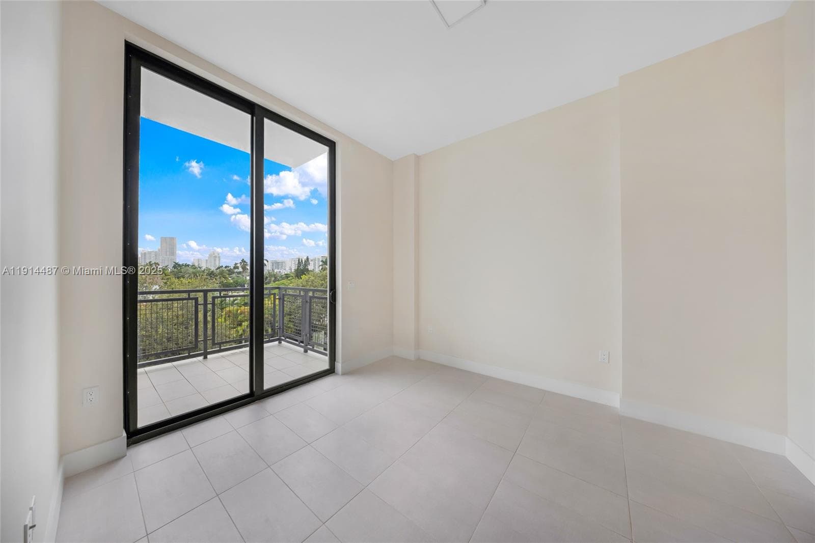 A11914487 — Miami Beach — 4