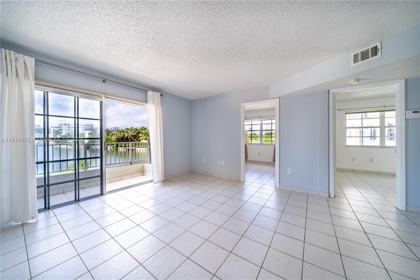 A11914592 — Miami Beach — 17