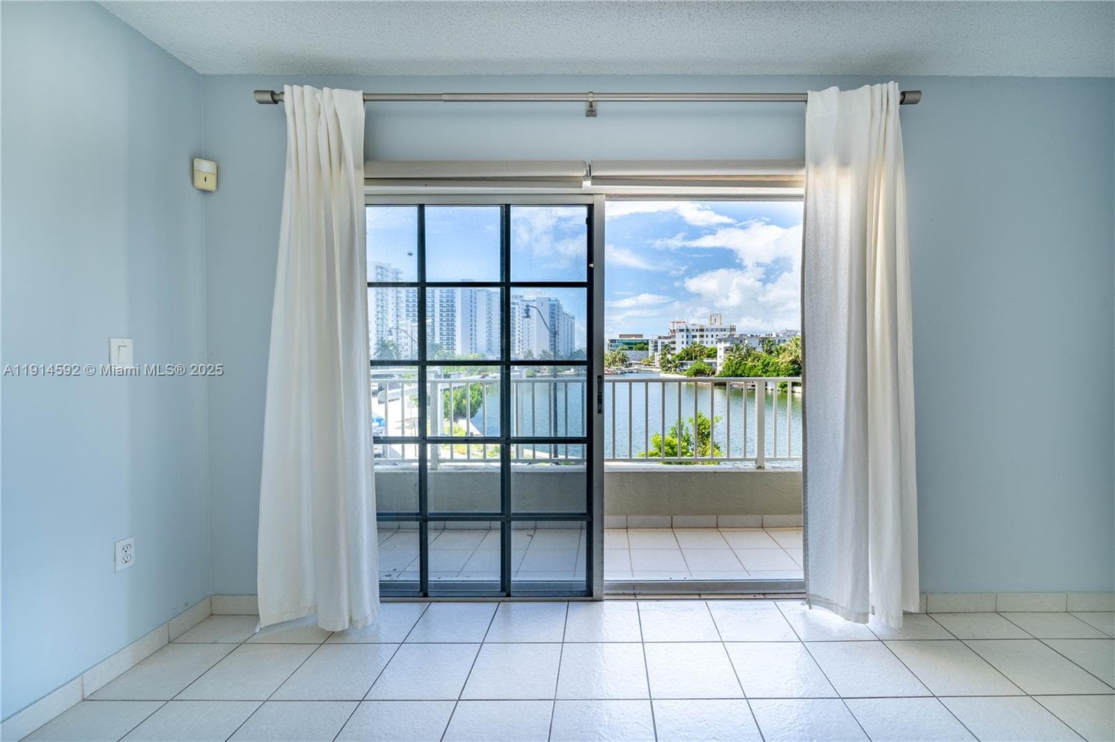 A11914592 — Miami Beach — 16