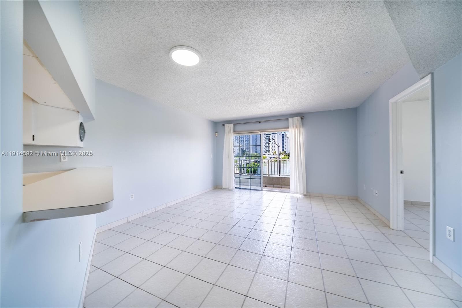 A11914592 — Miami Beach — 28