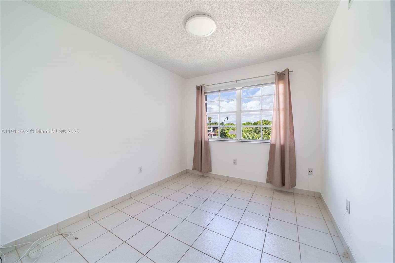 A11914592 — Miami Beach — 10