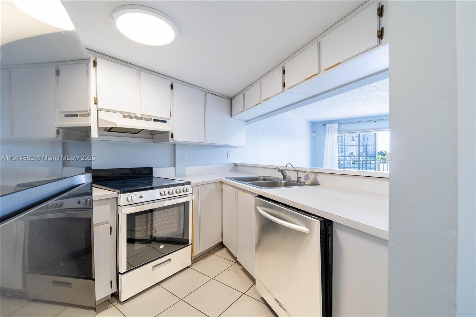 A11914592 — Miami Beach — 21