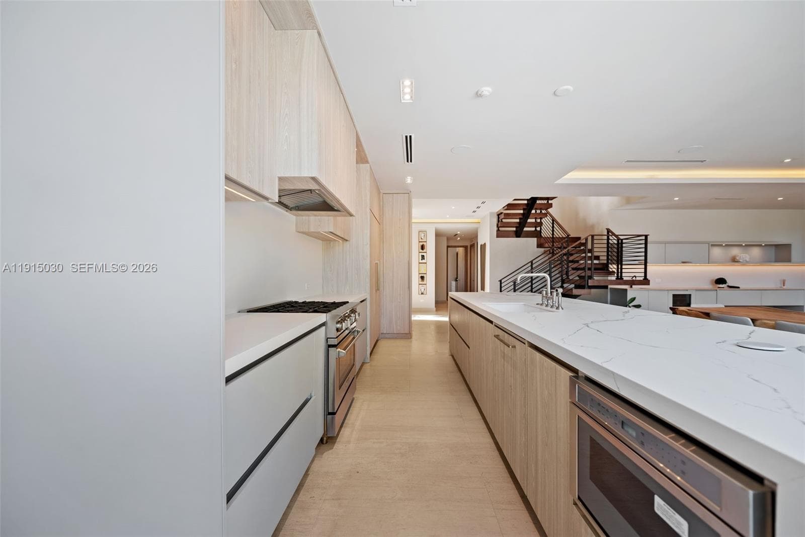 A11915030 — Miami Beach — 30