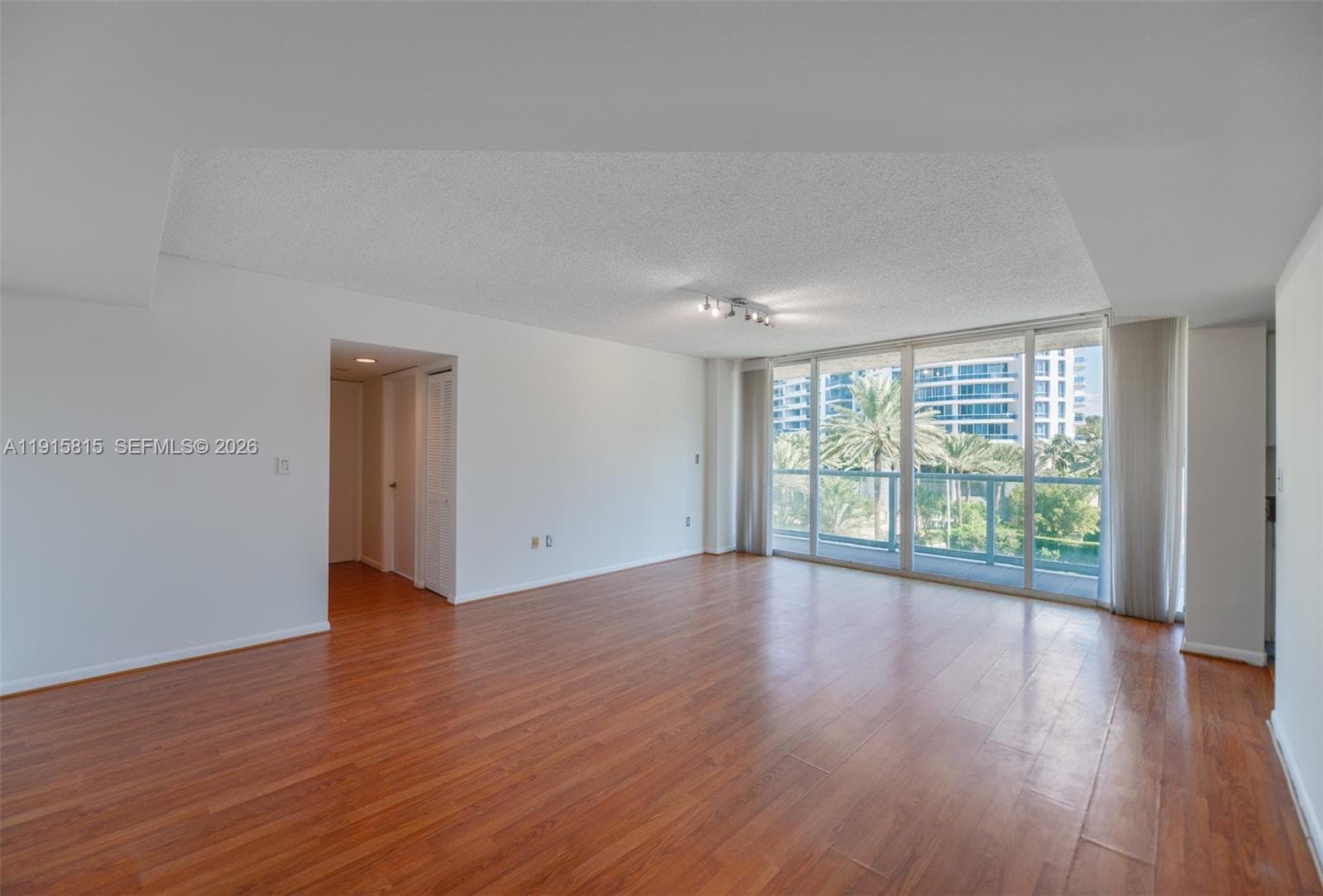 A11915815 — Miami Beach — 3
