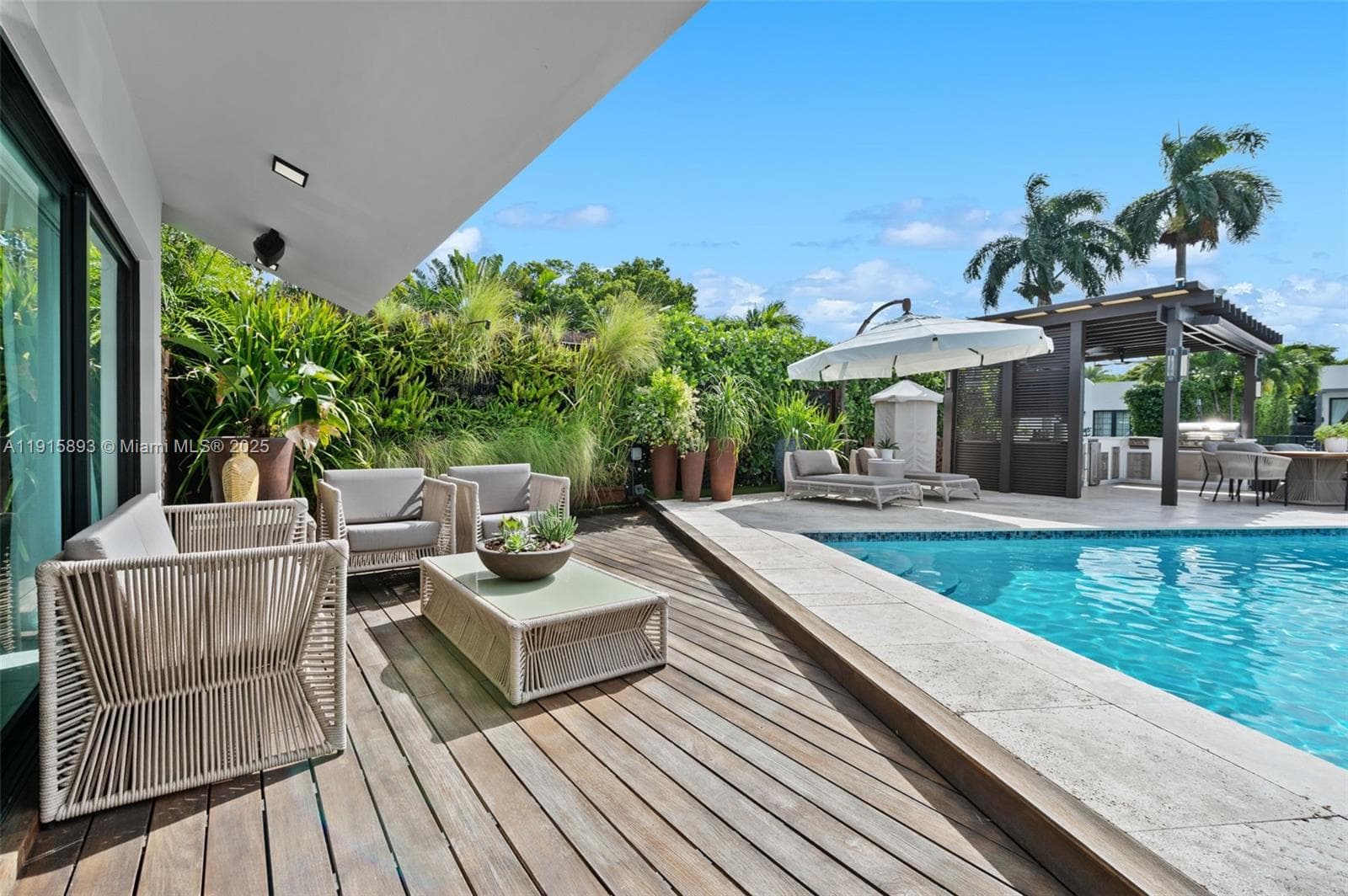 A11915893 — Miami Beach — 26