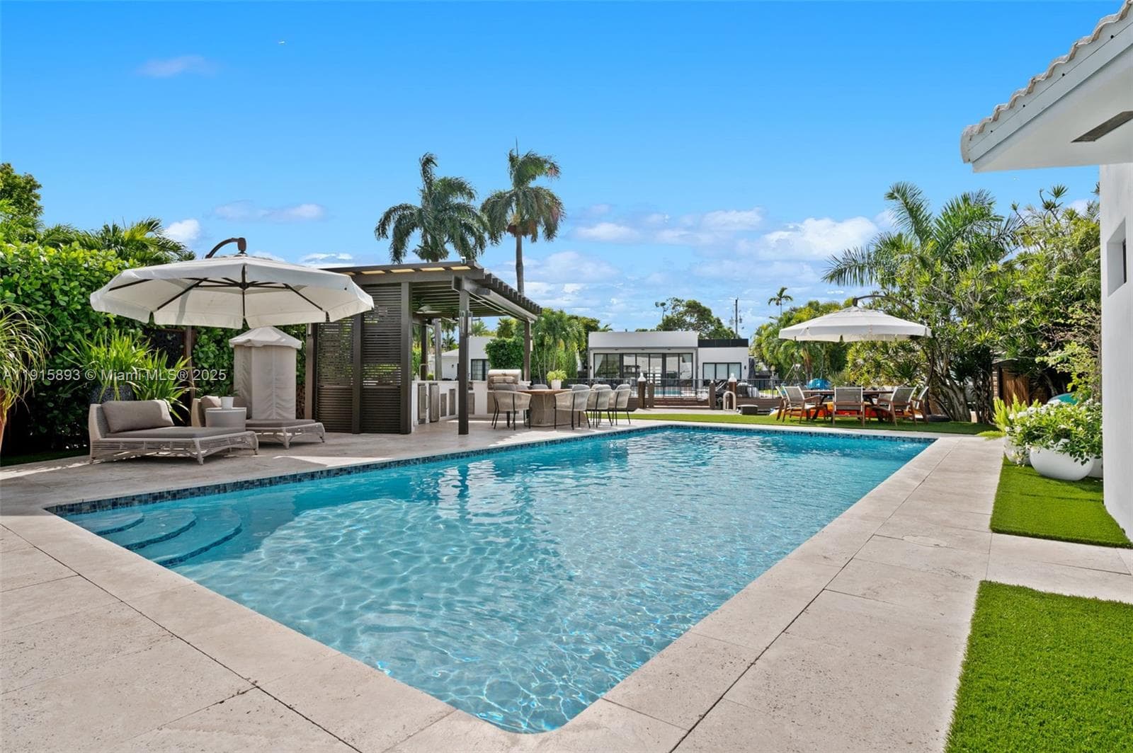 A11915893 — Miami Beach — 29
