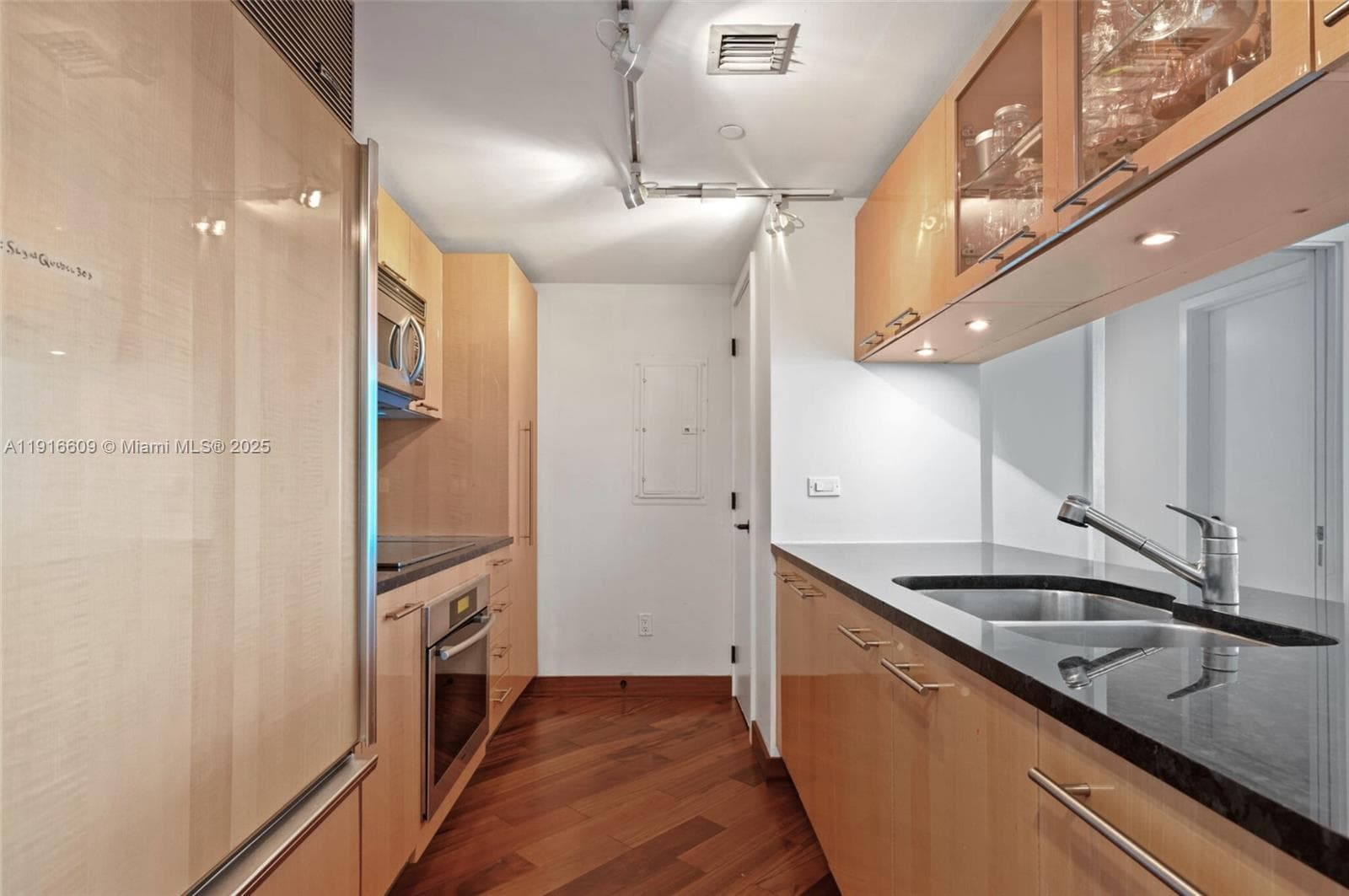 A11916609 — Miami Beach — 12