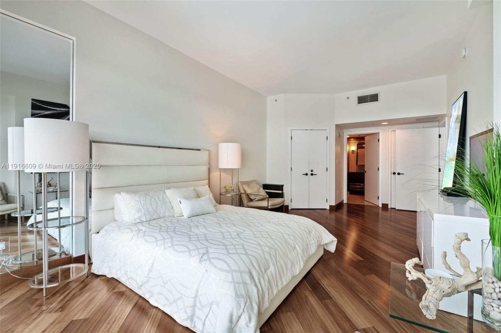 A11916609 — Miami Beach — 19