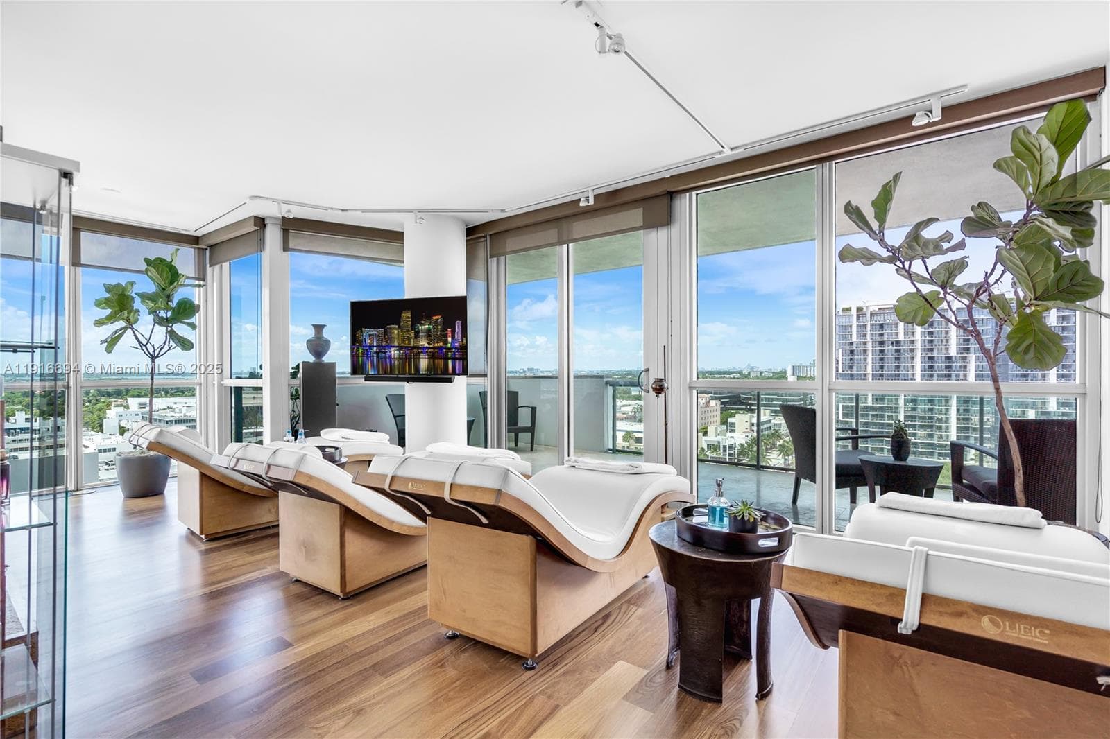A11916694 — Miami Beach — 64
