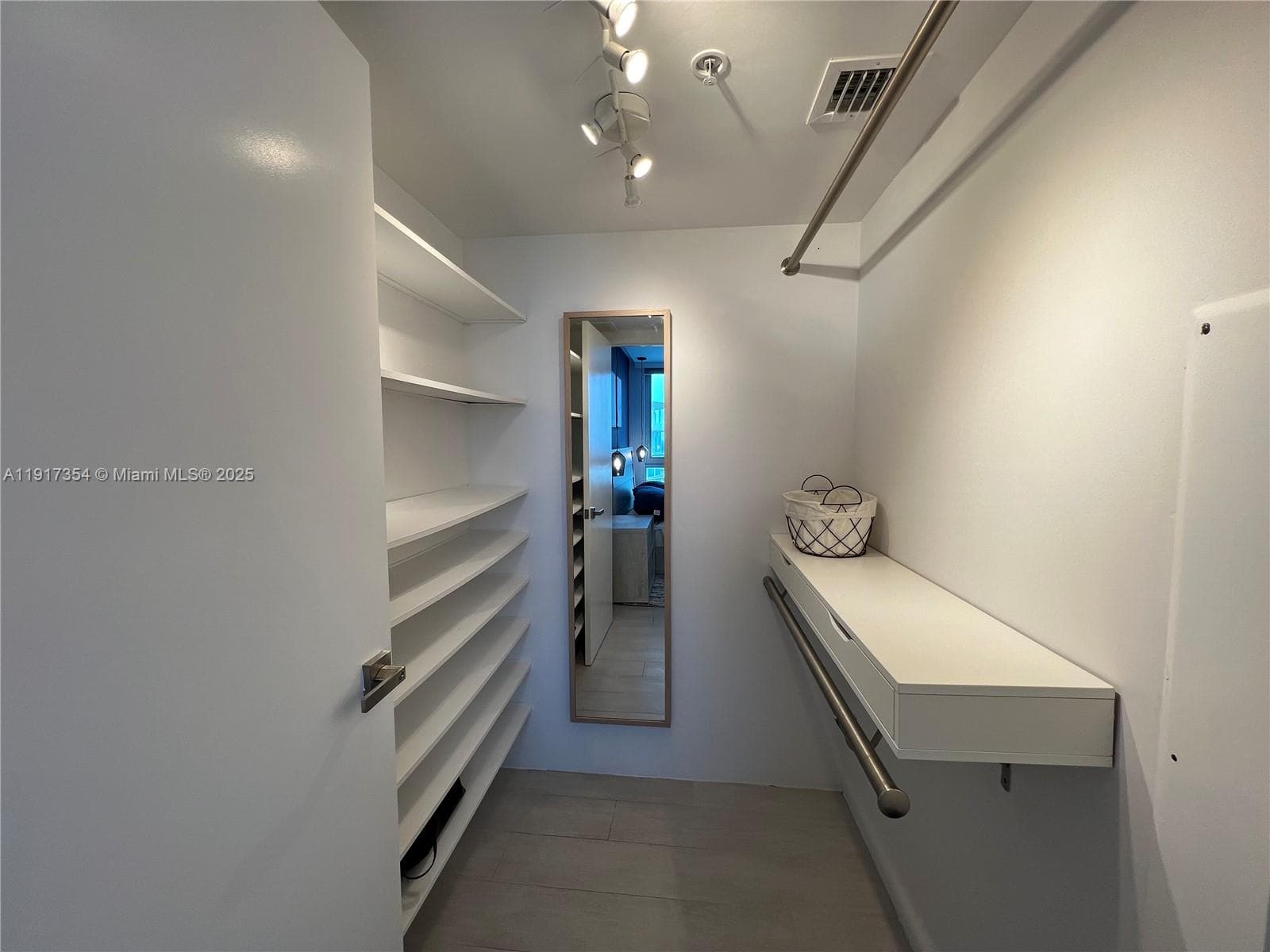A11917354 — Miami Beach — 23