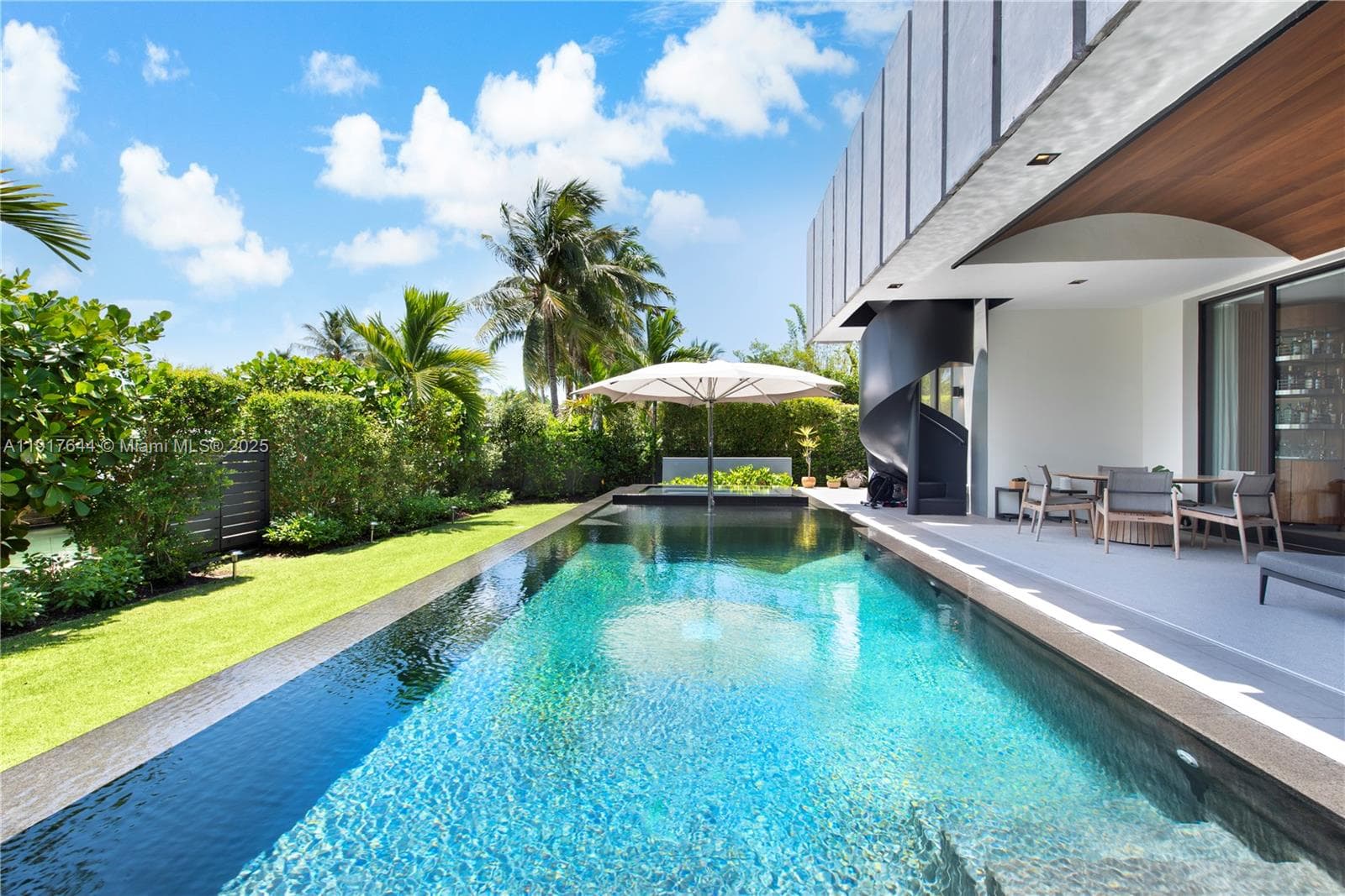 A11917644 — Miami Beach — 12