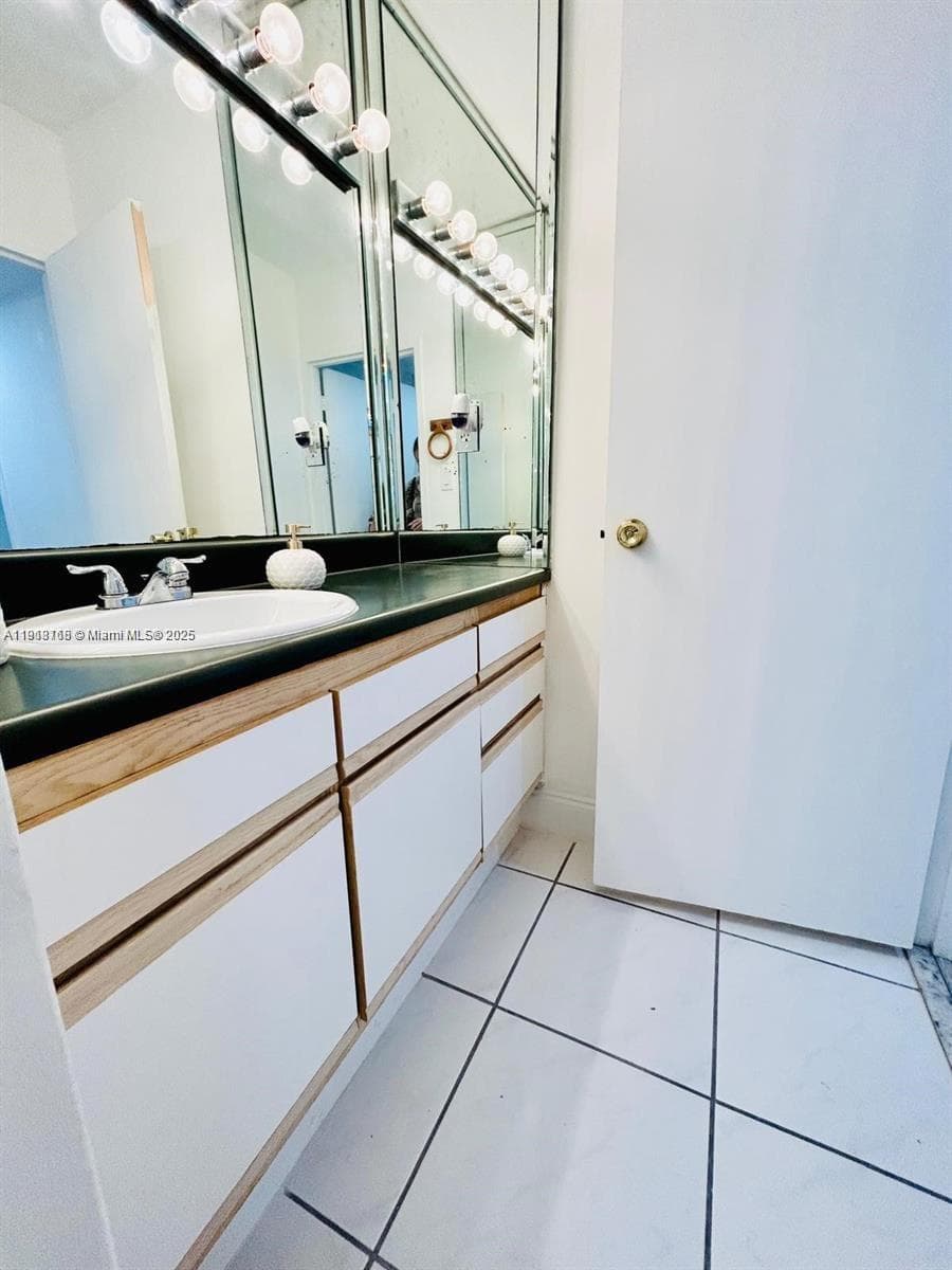 A11918168 — Miami Beach — 9