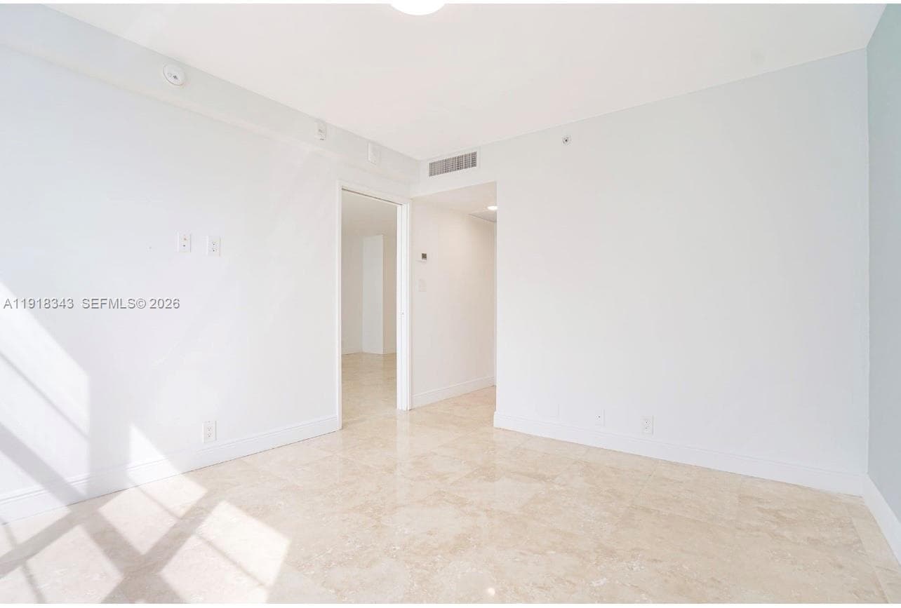 A11918343 — Miami Beach — 3