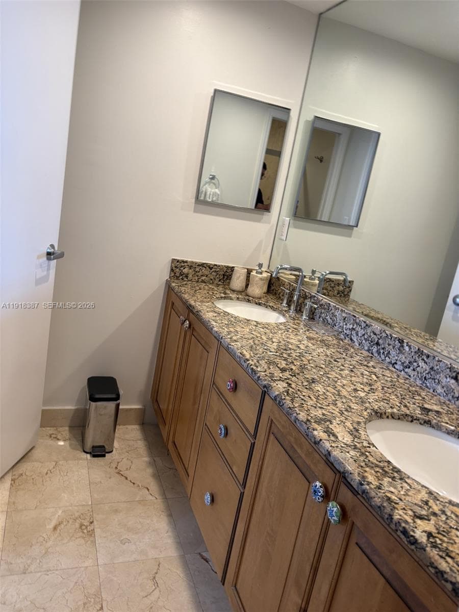 A11918387 — Miami Beach — 9
