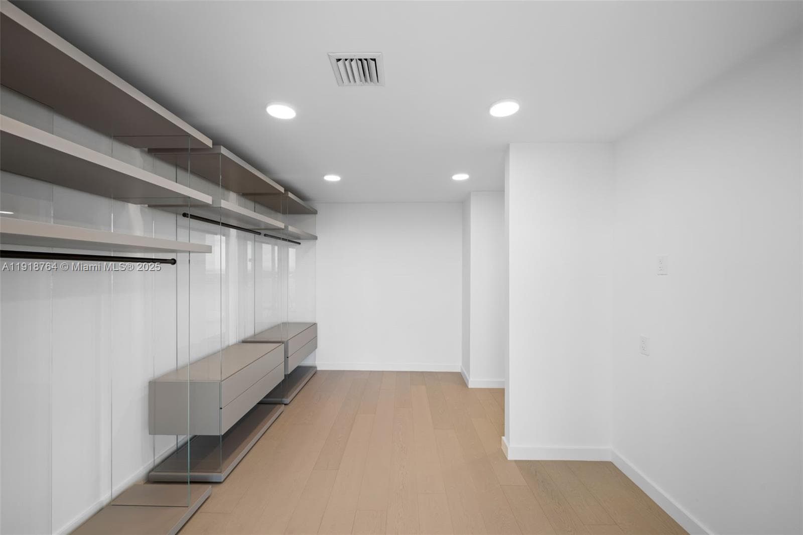 A11918764 — Miami Beach — 69